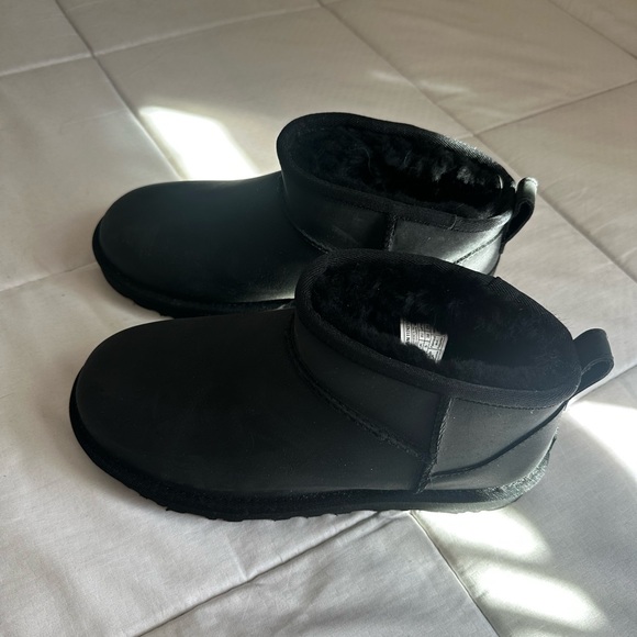 UGG Ultra Mini Black Boots Sz 7 - Picture 2 of 9